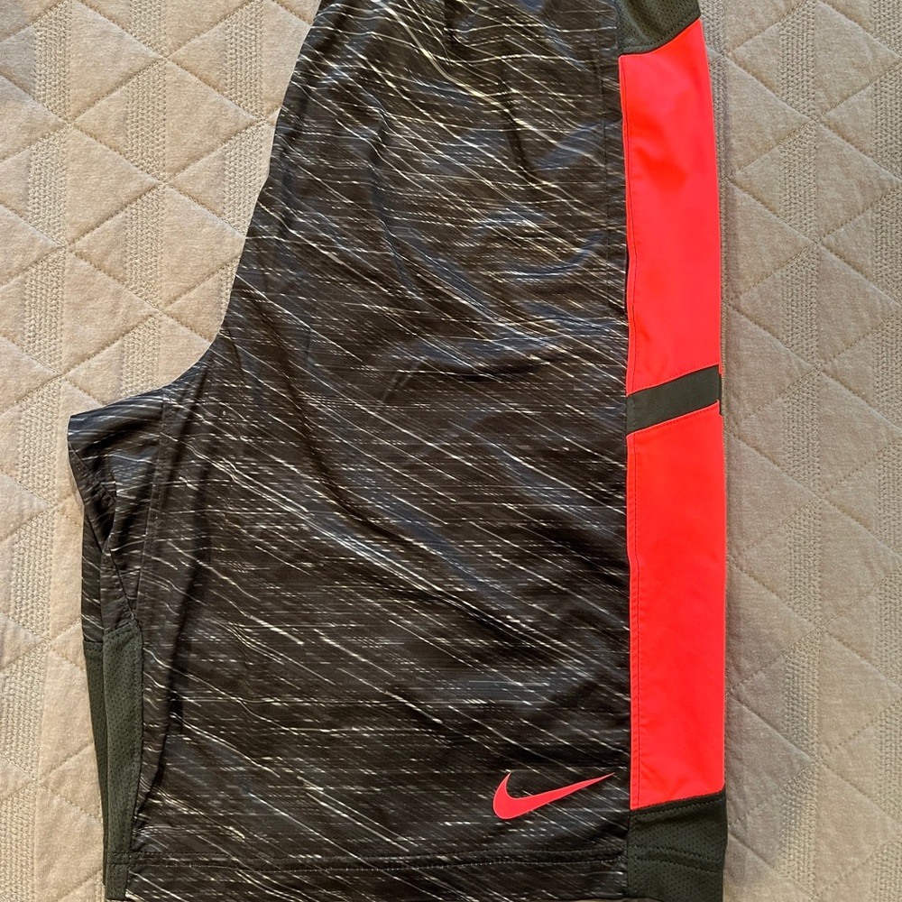 Nike Men’s small like new basketball shorts